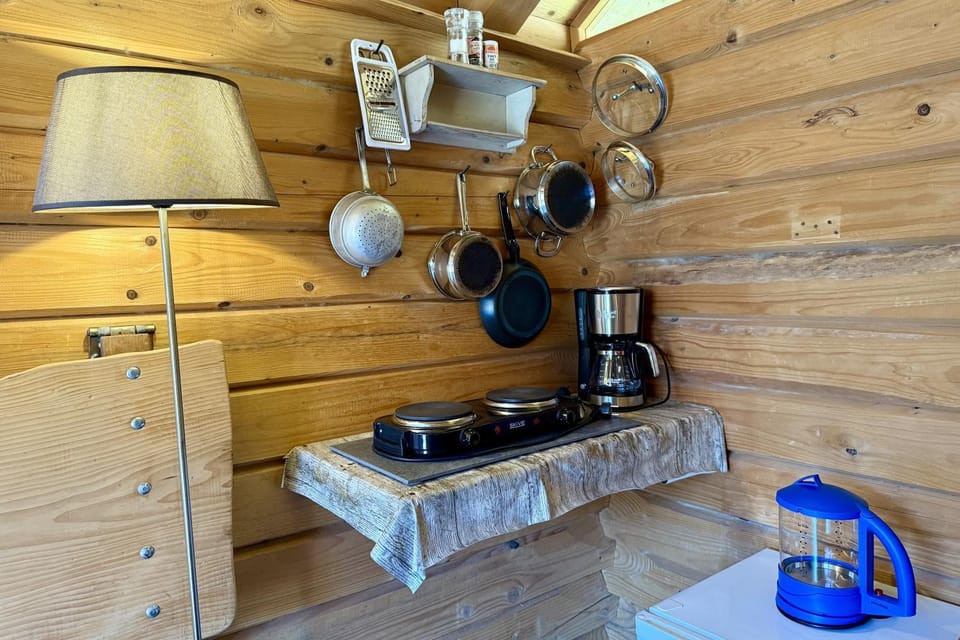 Coffee/tea facilities, Kitchen or kitchenette, stove
