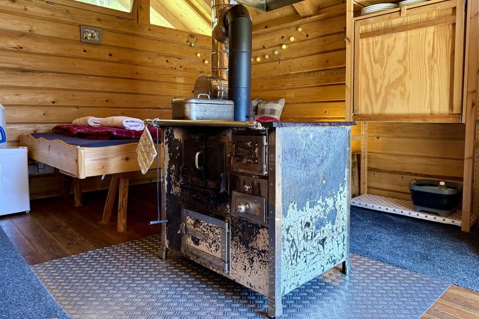 Seating area, Dining area, oven, stove