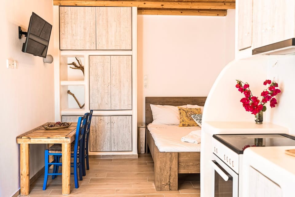 Bed, TV and multimedia, Kitchen or kitchenette, Dining area