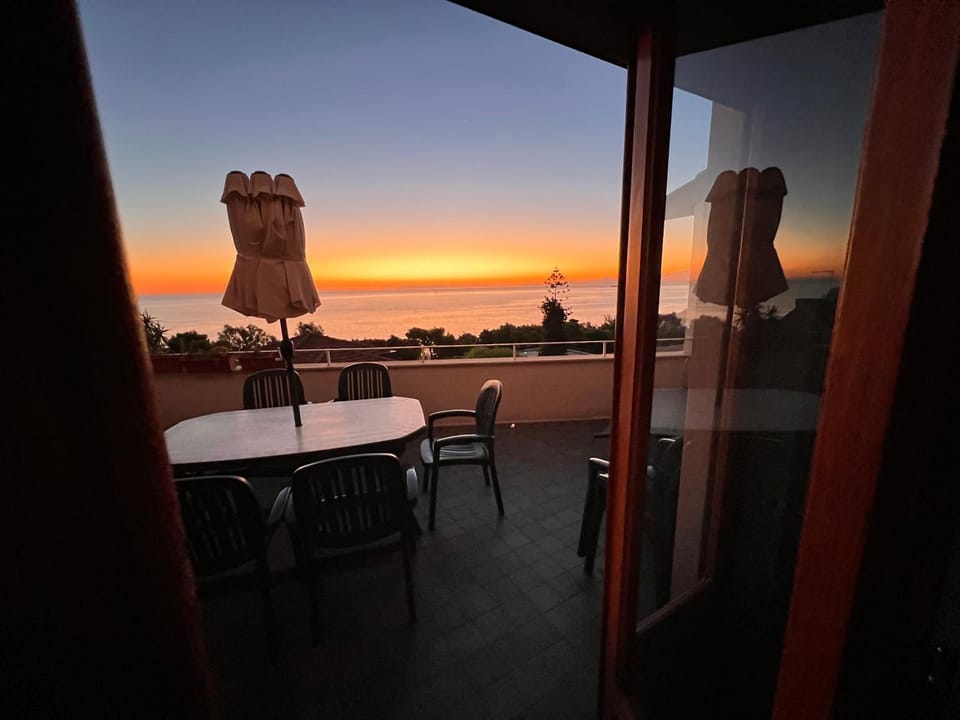 Natural landscape, View (from property/room), Balcony/Terrace, Dining area, Sea view, Sunrise, Sunset