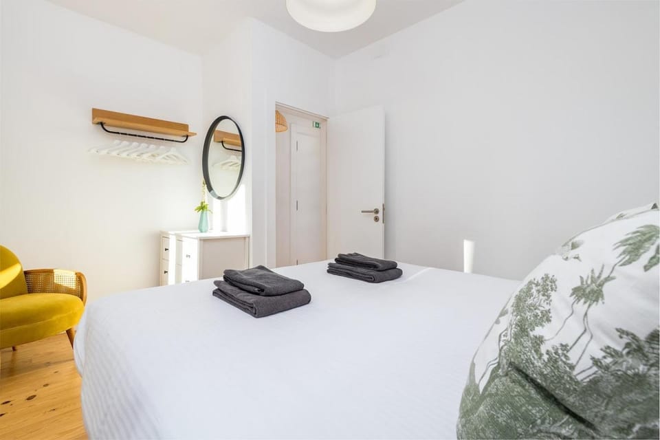 Bed, Bedroom, towels