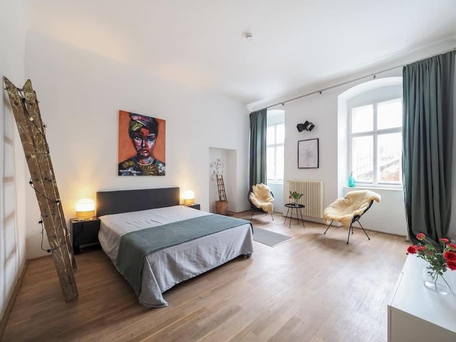 Bed, Living room, Photo of the whole room, Seating area, Bedroom