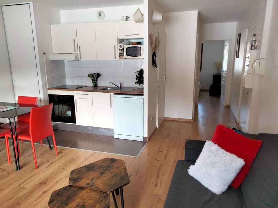 Living room, dishwasher, pet friendly, stove