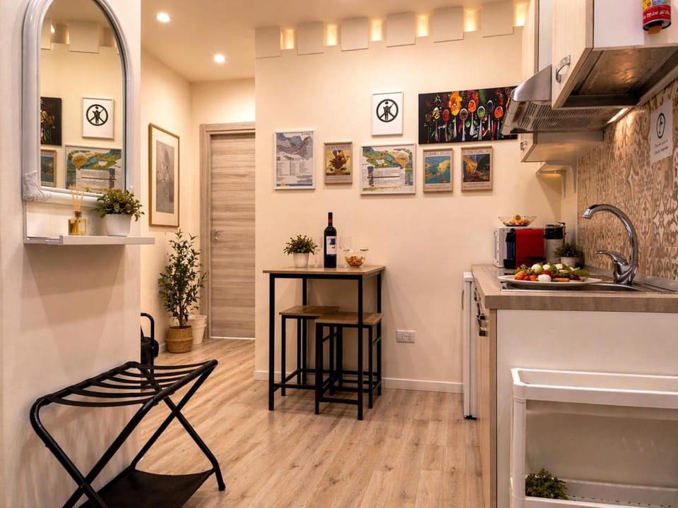 Kitchen or kitchenette, Dining area, minibar, oven