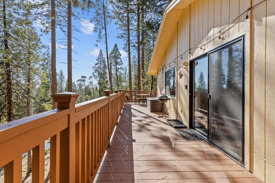 Big Trees, Little Cabin Cabin in Arnold