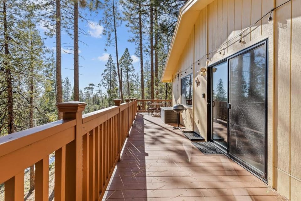 Big Trees, Little Cabin Cabin in Arnold
