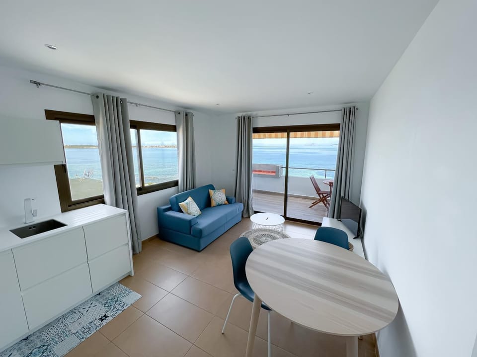 Coffee/tea facilities, Kitchen or kitchenette, Living room, Sea view, minibar, toaster, air conditioner