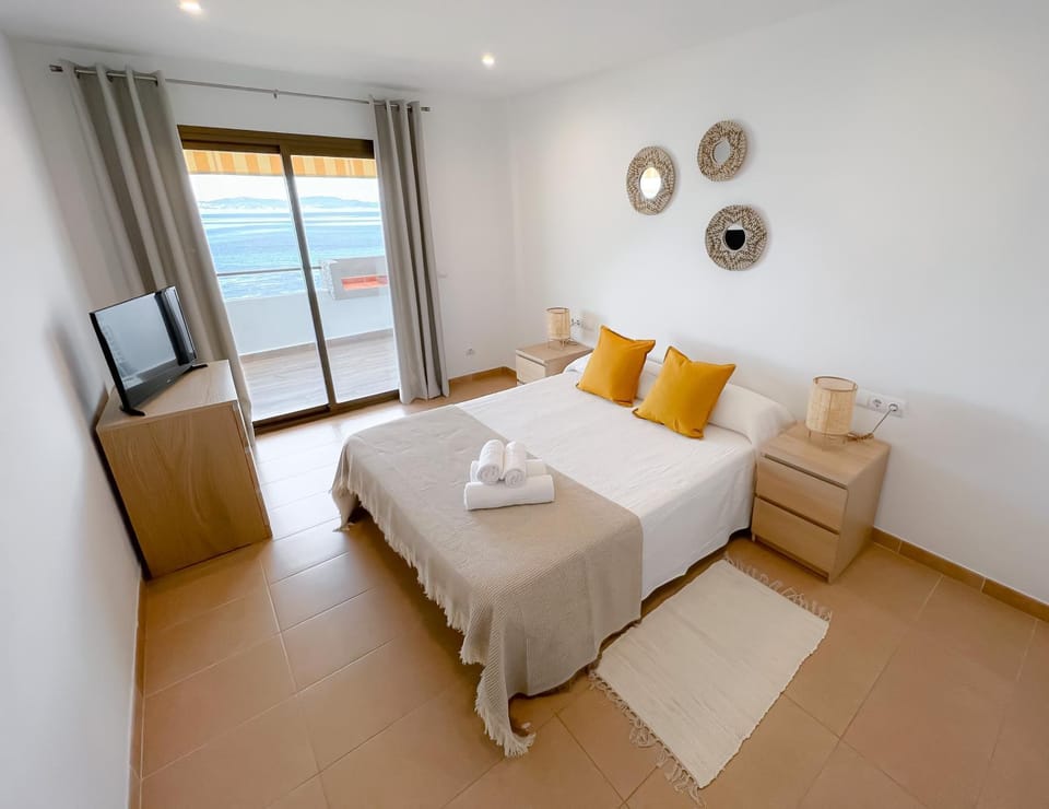 TV and multimedia, Bedroom, Sea view, wardrobe, air conditioner