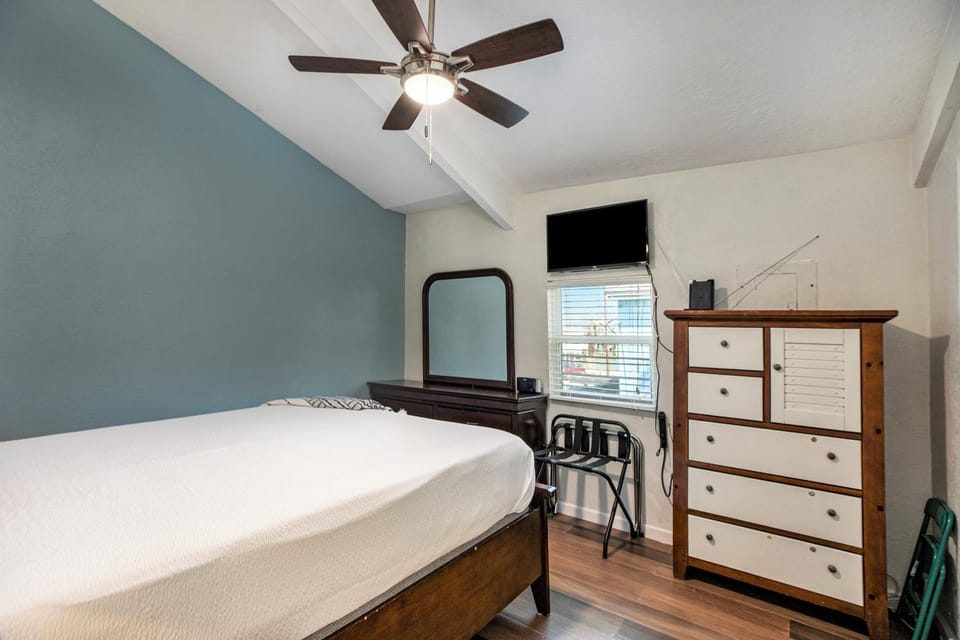 Bungalow by the Bay House in Jamaica Beach