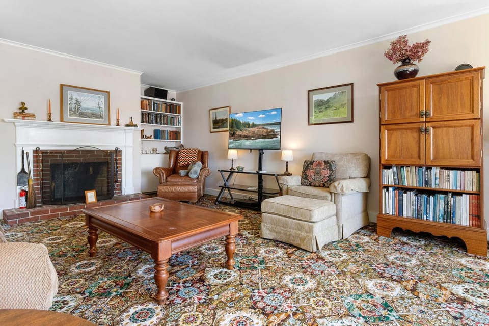 Library, TV and multimedia, Living room, Seating area