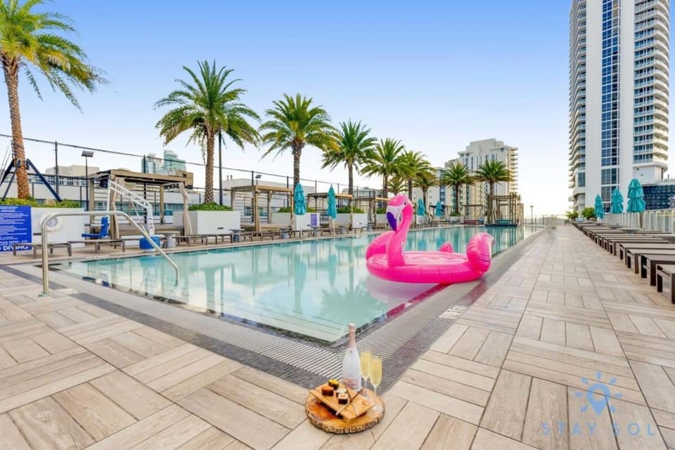 High Floor with Stunning Views, Amazing Pools Apartment in Hollywood Beach