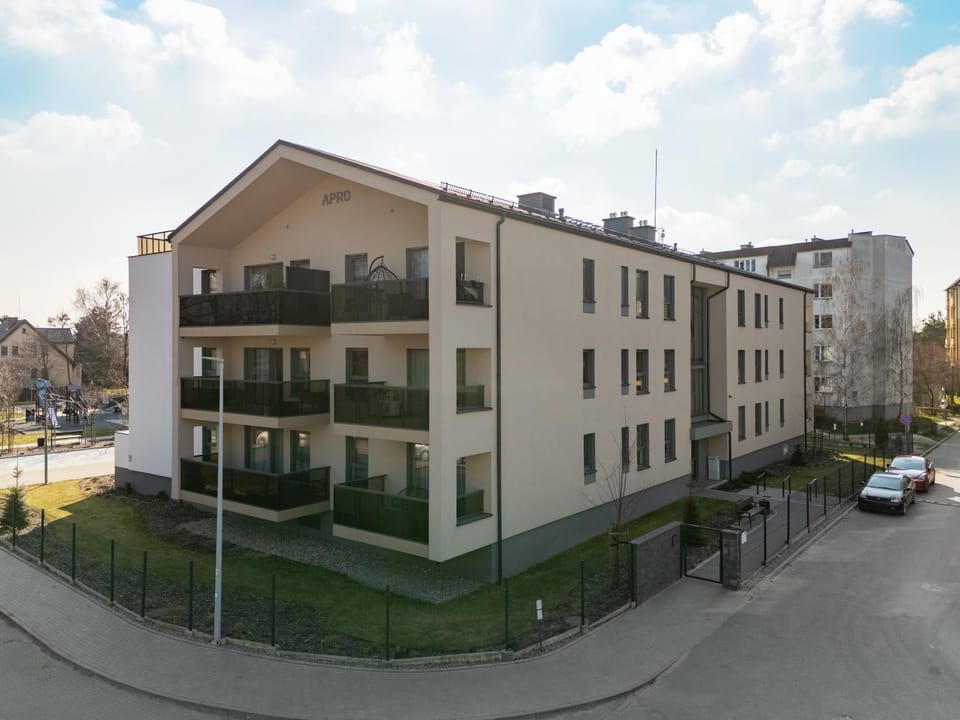 Property building, Day, Neighbourhood, City view, Street view, Location, Parking