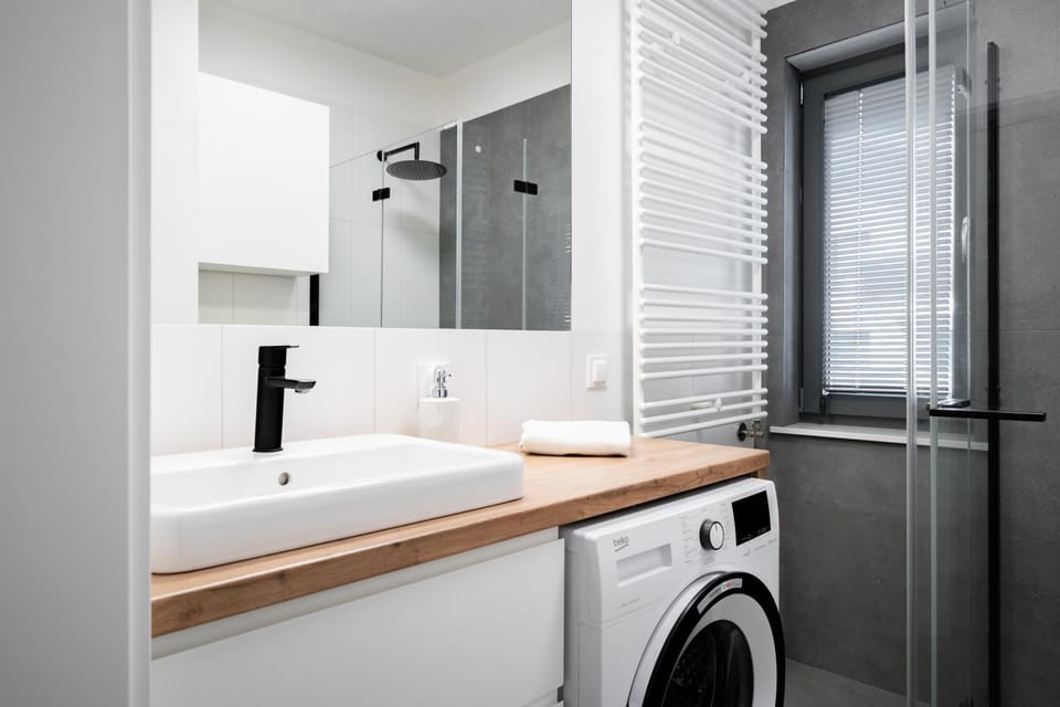 Bathroom, Kitchen or kitchenette, washing machine, dryer
