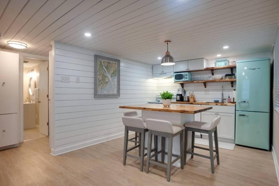 Renovated Cottage: 4th row from the Beach! House in Folly Field