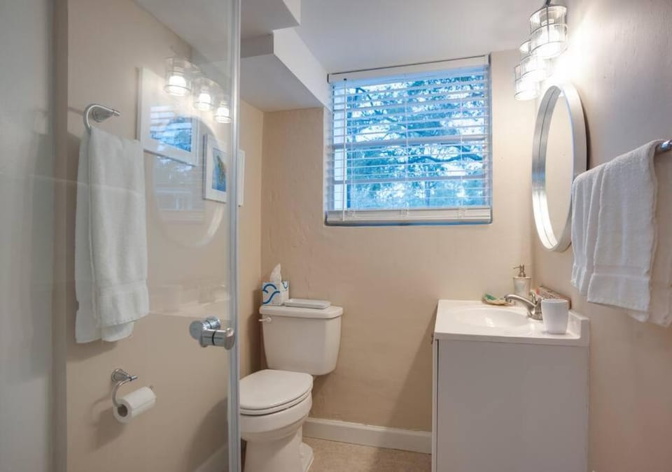 Renovated Cottage: 4th row from the Beach! House in Folly Field
