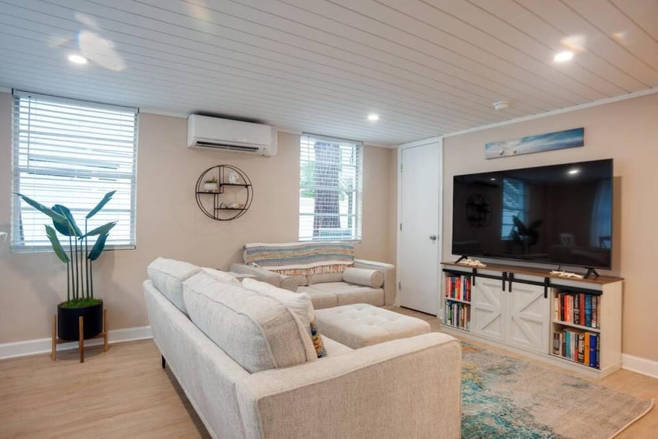 Renovated Cottage: 4th row from the Beach! House in Folly Field