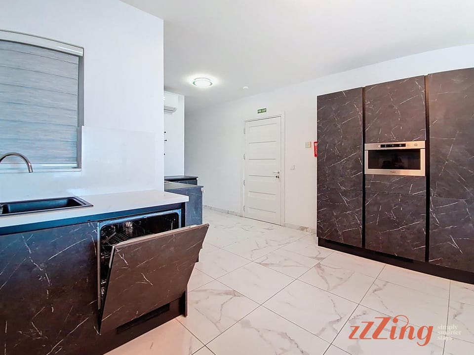 Kitchen or kitchenette, dishwasher, oven