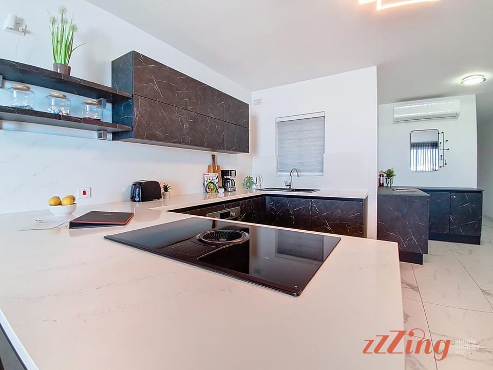 Kitchen or kitchenette, oven, pet friendly, stove