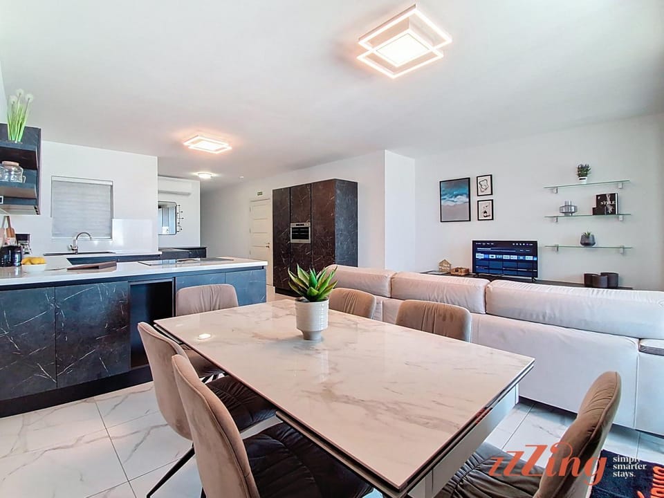 Kitchen or kitchenette, Seating area, Dining area