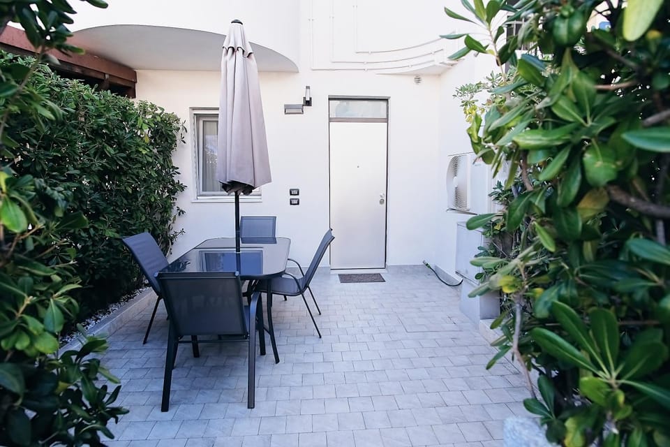 Property building, Patio, Balcony/Terrace