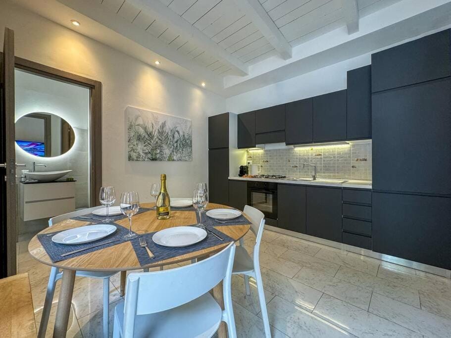 Kitchen or kitchenette, Dining area