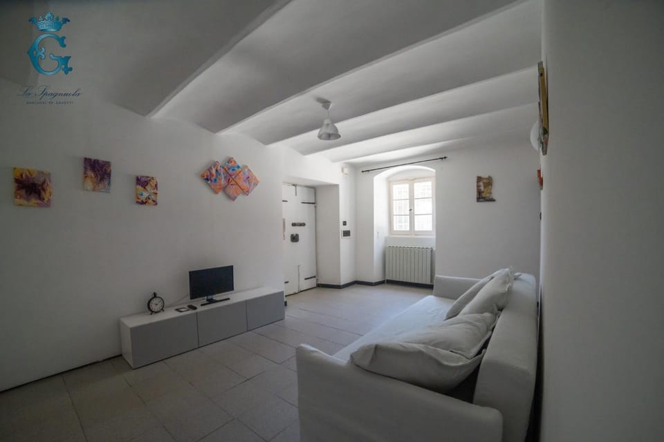 Facade/entrance, TV and multimedia, Living room, Seating area