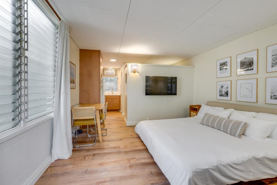 Honolulu Vacation Rental: Walk to Beaches Apartment in Honolulu