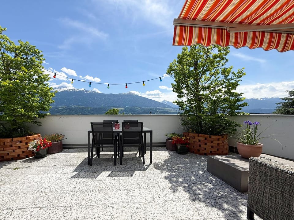 View (from property/room), Balcony/Terrace, Landmark view, Mountain view