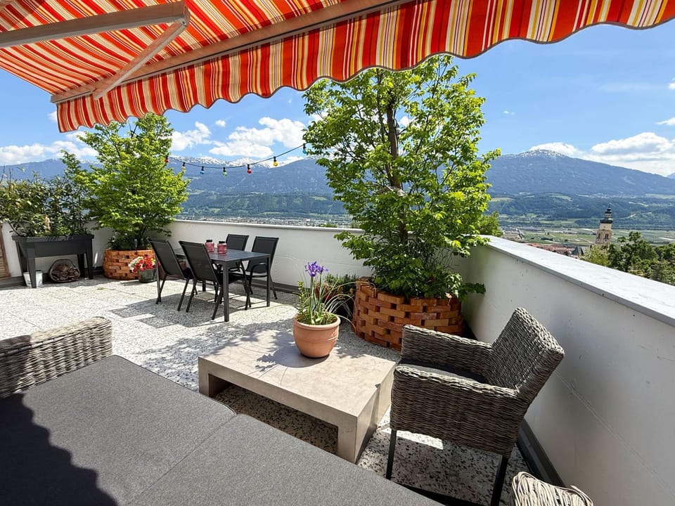 View (from property/room), Balcony/Terrace, Landmark view, Mountain view