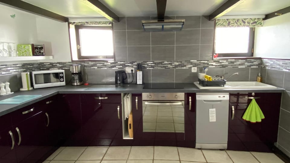 Coffee/tea facilities, dishwasher, minibar, kitchen