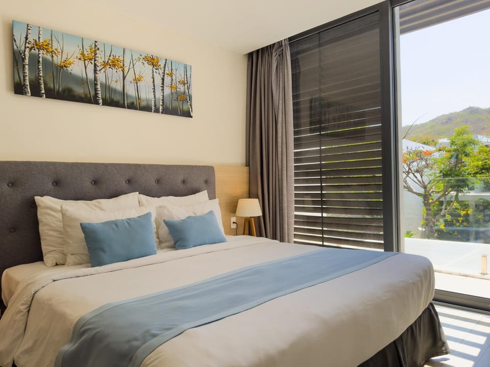 Bed, Bedroom, City view, Mountain view