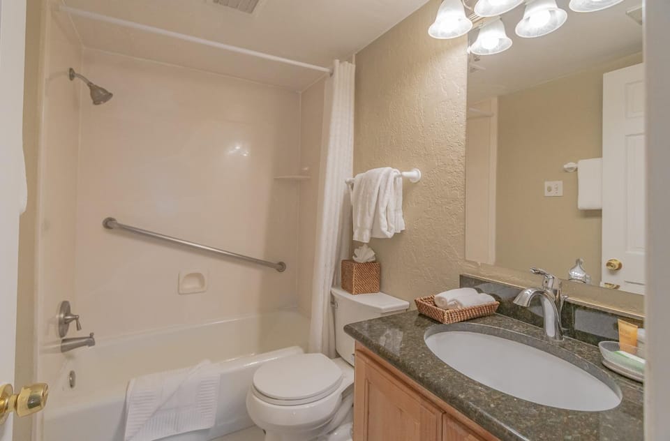 Shower, Toilet, Bathroom, Bath, towels