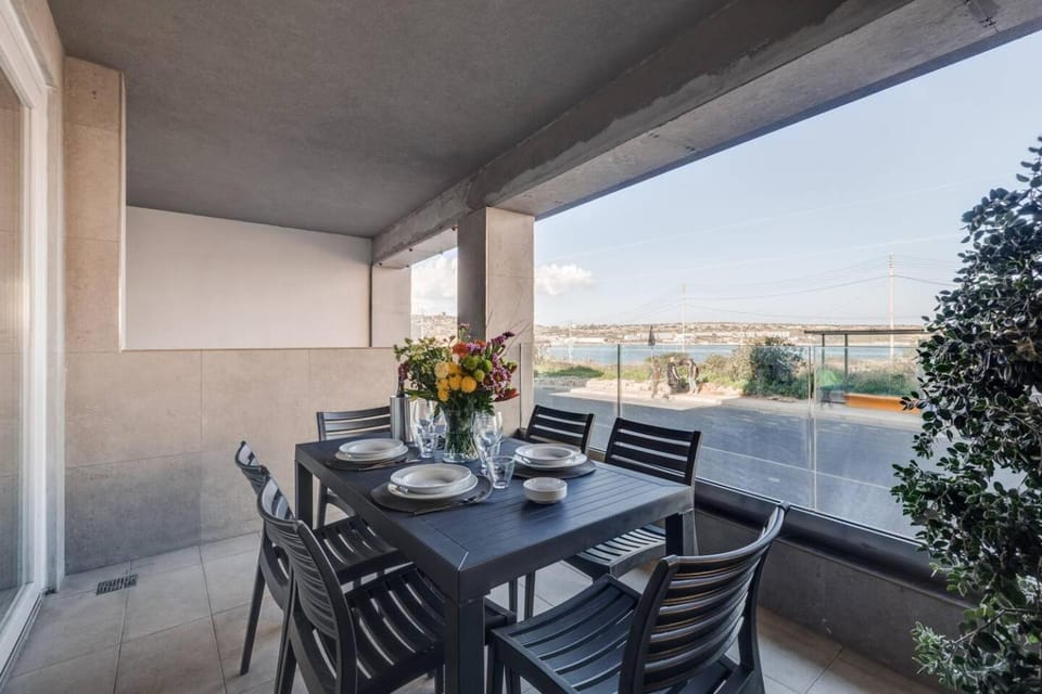 9ten11 Seafront by Homely Apartment in Malta
