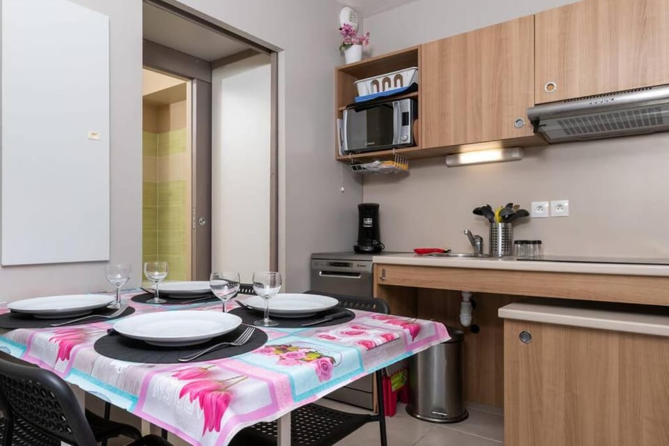 Plages de sable fin, piscine, hammam, tennis LESCLESDENICOLE Apartment in La Londe-les-Maures