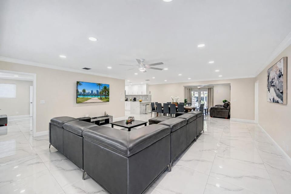 TV and multimedia, Living room, Seating area, Dining area