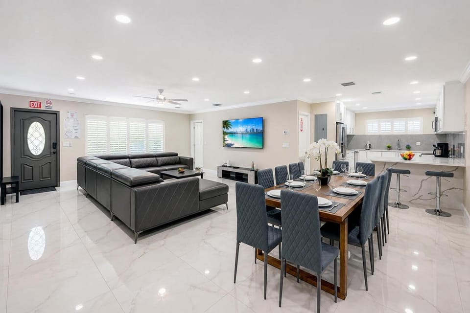 TV and multimedia, Kitchen or kitchenette, Living room, Dining area