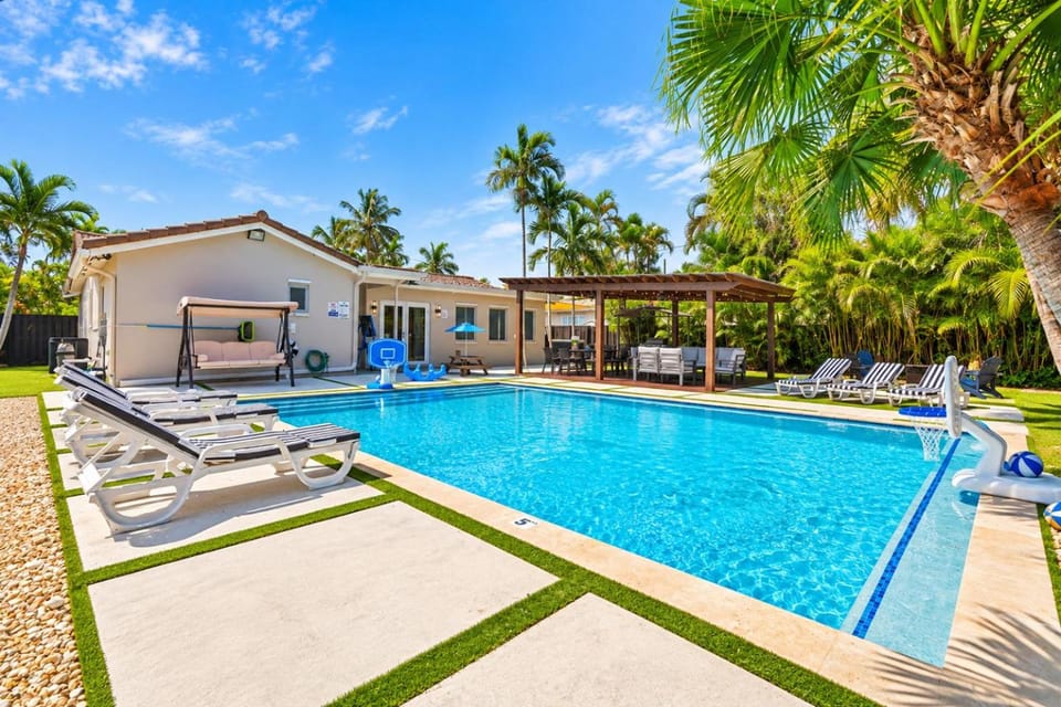 Property building, Patio, Pool view, Swimming pool, sunbed