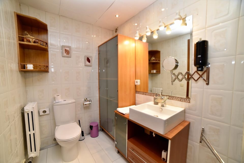 Shower, Toilet, Bathroom, towels