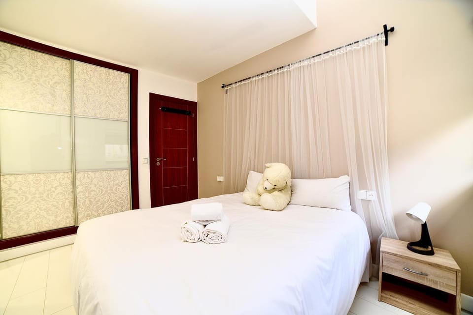 Bed, Photo of the whole room, Bedroom, towels