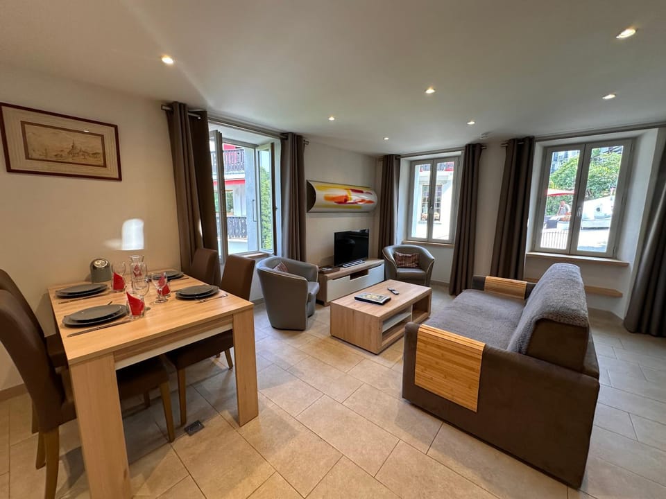 Communal lounge/ TV room, Living room, Seasons
