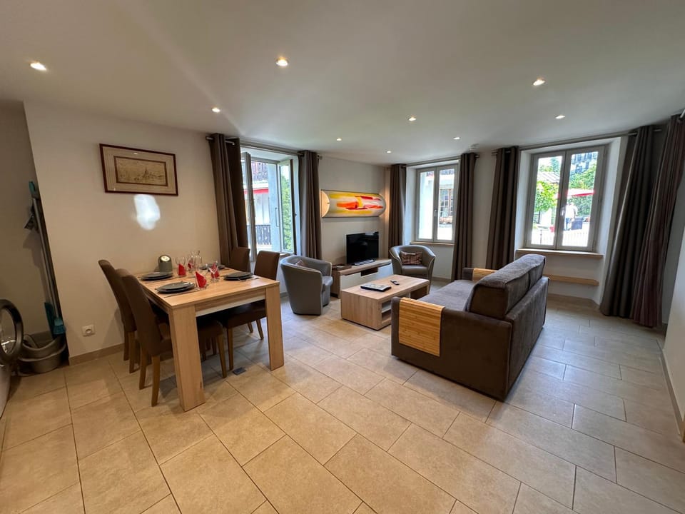 Seating area, Dining area