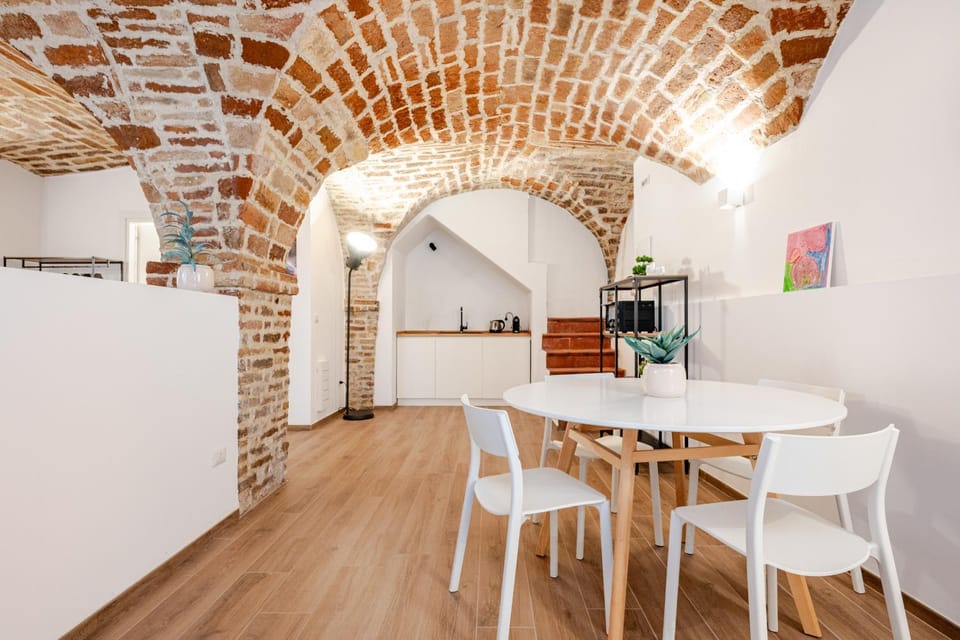 Kitchen or kitchenette, minibar