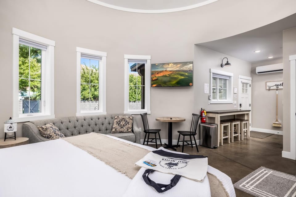 Silo Stay with King Bed & Loft / Near Zion & Hot Springs Bed and Breakfast in La Verkin