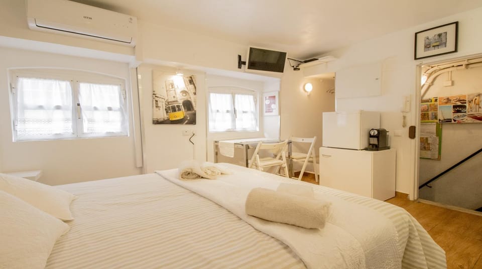 Bed, TV and multimedia, Photo of the whole room, air conditioner