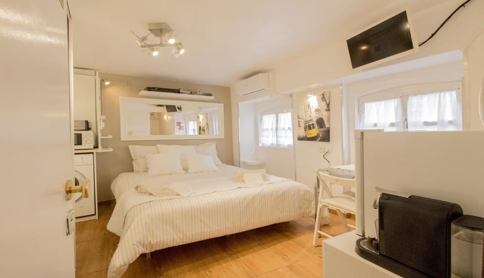 Bed, TV and multimedia, Photo of the whole room, towels, air conditioner