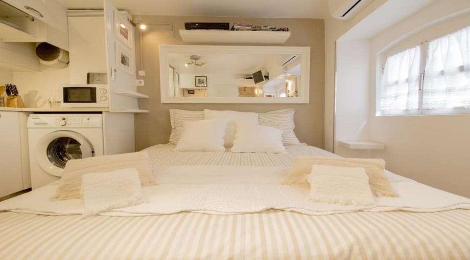 Bed, Kitchen or kitchenette