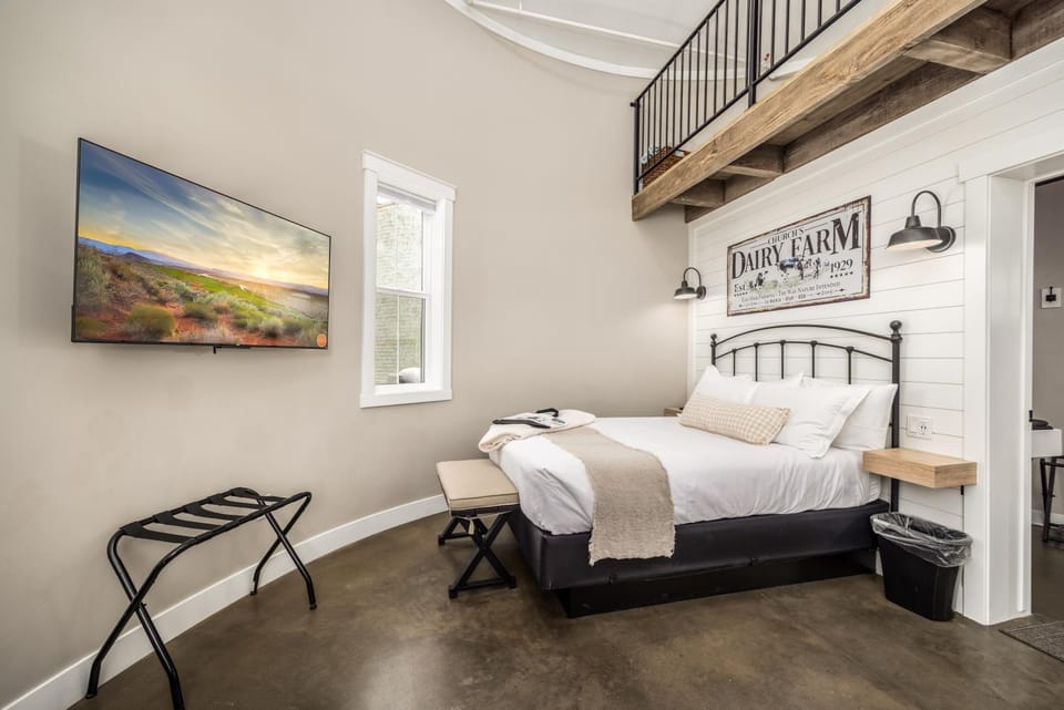 Honeymoon Silo Suite/ Walk to Zion Hot Springs Bed and Breakfast in La Verkin