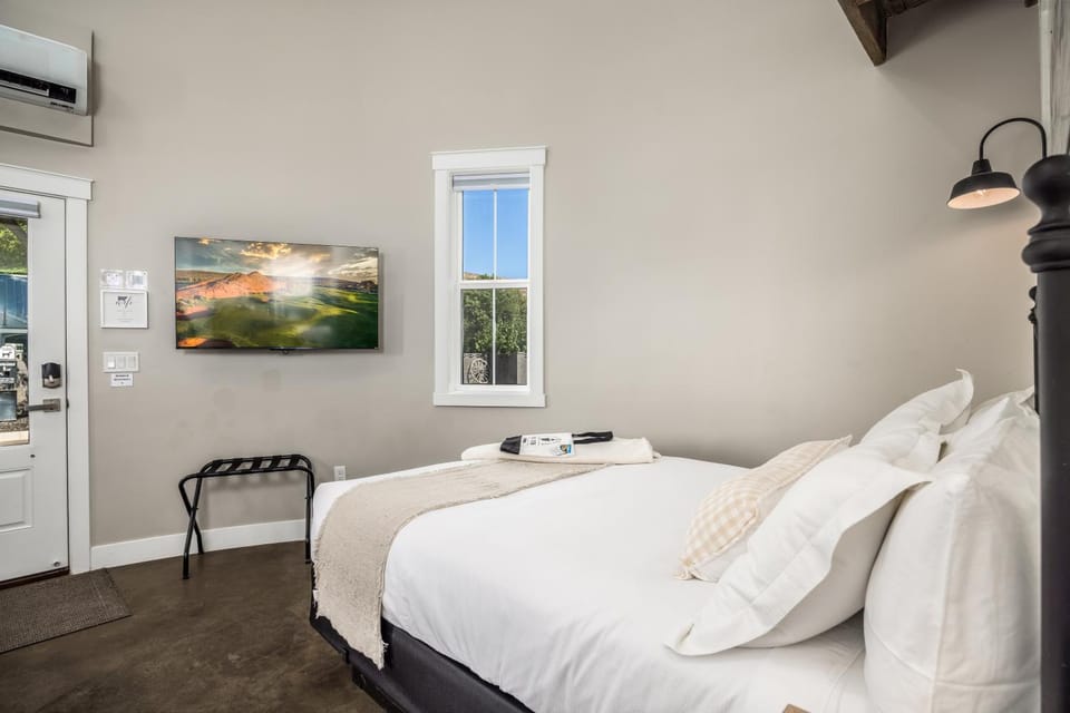 Honeymoon Silo Suite/ Walk to Zion Hot Springs Bed and Breakfast in La Verkin