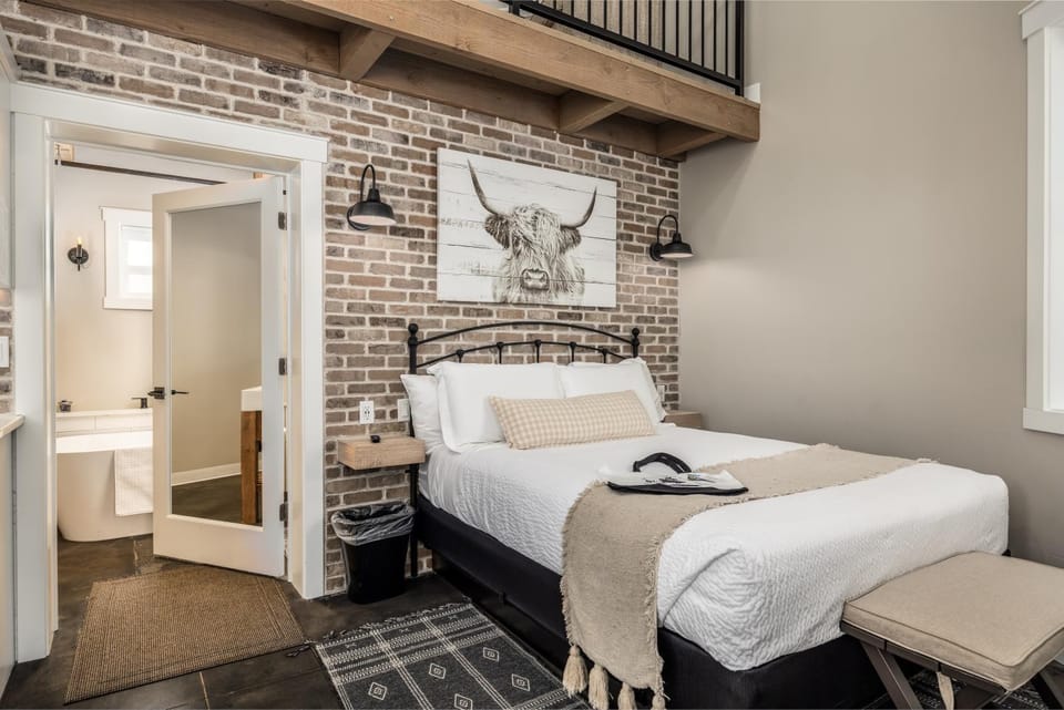 Unique Silo Honeymoon Suite/ Soaker Tub/ Sleeps 4 Bed and Breakfast in La Verkin
