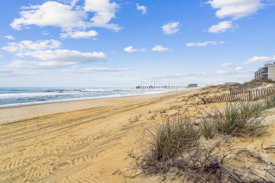 Hidden Treasure - Nags Head MP 16, Oceanfront, Private Beach Access, Pool, Hot Tub, Pool Table, Pets OK House in Whalebone